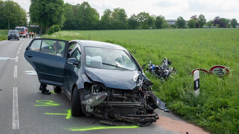 Eine 32-Jährige geriet aus bisher ungeklärter Ursache in den Gegenverkehr und erfasste zwei Motorradfahrer.