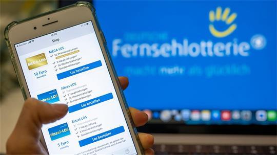 Eine 50-Jährige aus Bad Fallingbostel räumt den Hauptgewinn der Deutschen Fernsehlotterie ab. (Symbolbild)