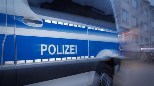 Eine 56-Jährige soll von Jugendlichen vor eine einfahrende Straßenbahn getreten worden sein. (Symbolbild)
