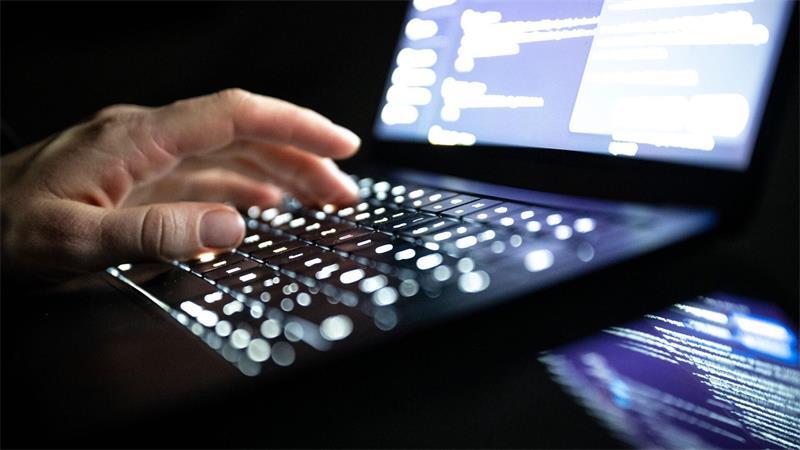 Eine 61-Jährige aus Schweden soll mit ihren Komplizen Menschen aus ganz Deutschland dazu verleitet haben, mehr als eine Million Euro in vermeintliche Finanzprodukte online zu investieren. (Symbolfoto)