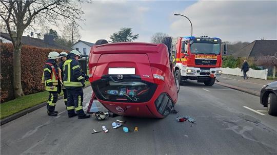 Eine 62-jährige Fahrerin überschlug sich mit ihrem Fahrzeug und wurde schwer verletzt.