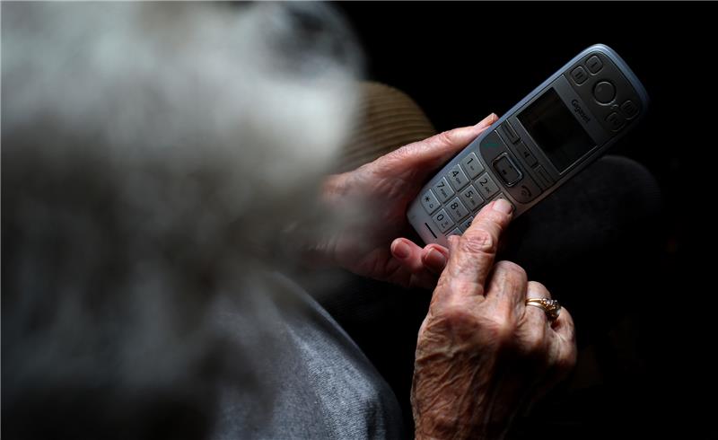 Schockanruf: Rentnerin im Norden übergibt Riesensumme Eine 79-Jährige übergab in Scheeßel Bargeld und Wertgegenstände an einen Mittäter. Symbolfoto: dpa