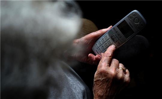 Eine 79-Jährige übergab in Scheeßel Bargeld und Wertgegenstände an einen Mittäter. Symbolfoto: dpa