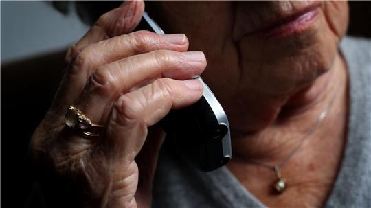 Eine 80-Jährige wird in Hamburg Opfer eines Anrufs von einem falschen Polizisten (Symbolbild)