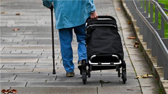 Eine 89-jährige Ladendiebin soll mit einem Gehstock Mitarbeiter geschlagen haben. (Symbolbild)