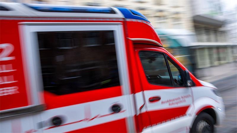 Eine 93-Jährige im Rollstuhl stirbt bei Unfall - als sie eine Straße überquert. (Symbolbild)