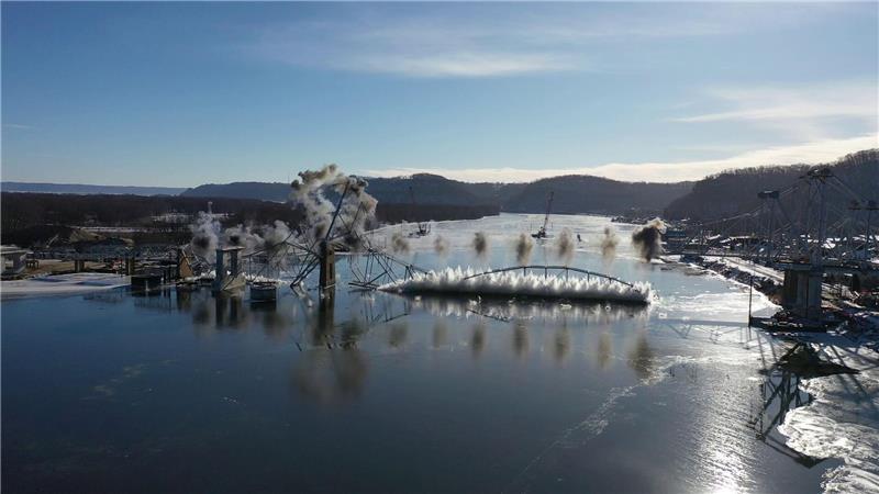 Eine 94 Jahre alte Brücke über dem Mississippi wird gesprengt.