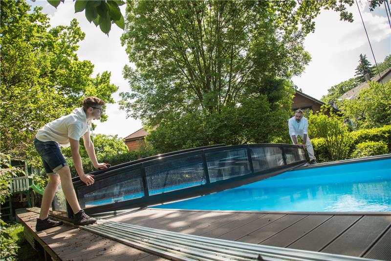 So klappt das Wassersparen beim Pool im eigenen Garten Eine Abdeckung verhindert, dass viel Wasser aus dem Schwimmbecken verdunstet. Foto: Christin Klose/dpa