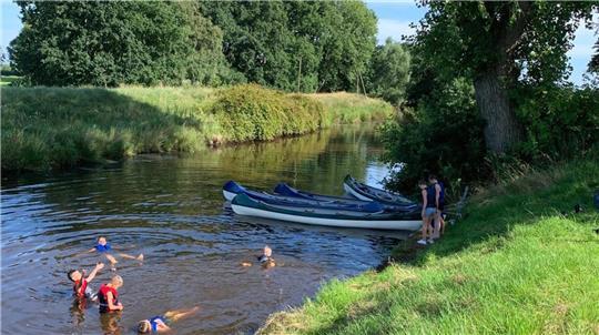 Eine Abkühlung in der Horsterbeck gehört nach der Kanu-Tour dazu.