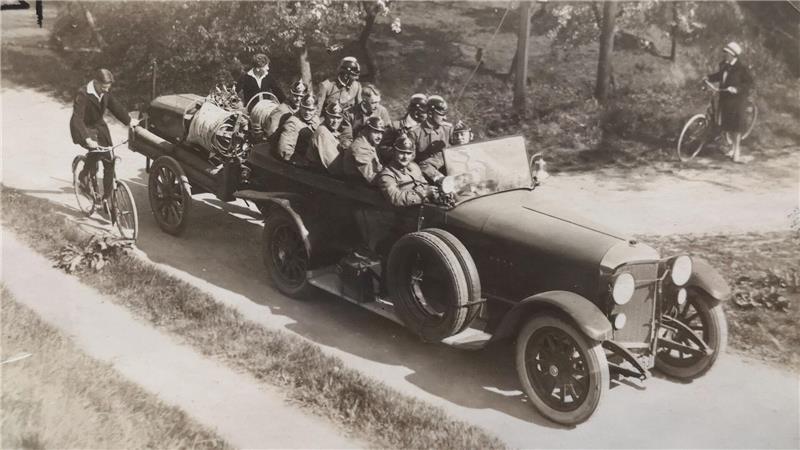 Eine Abordnung der Borsteler Feuerwehr ist im Jahr 1929 mit dem Horch auf dem Weg zu einem Feuerwehrfest in Hollern-Twielenfleth.