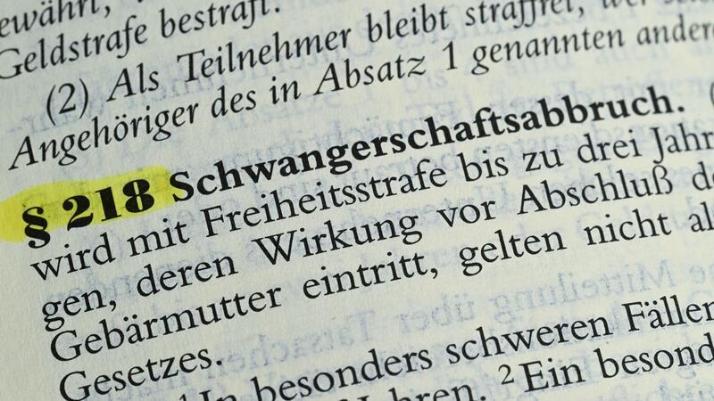Eine Abtreibung ist nach Paragraf 218 grundsätzlich strafbar, es sei denn, sie findet innerhalb der ersten zwölf Wochen statt und die Frau hat sich zuvor beraten lassen.