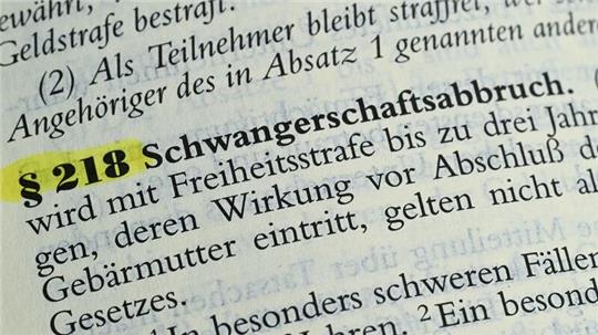 Eine Abtreibung ist nach Paragraf 218 grundsätzlich strafbar, es sei denn, sie findet innerhalb der ersten zwölf Wochen statt und die Frau hat sich zuvor beraten lassen.