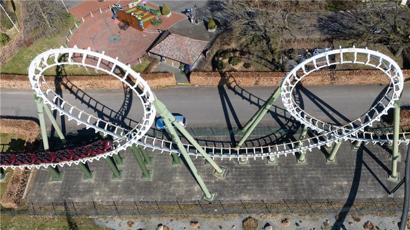 Eine Achterbahn im Heide-Park fährt bei einem Probelauf: In der Saison kommen durchschnittlich 1,5 Millionen Gäste in das Resort. (Archivbild)