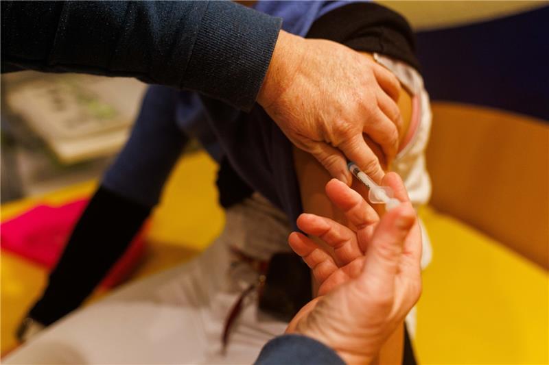 Eine Ärztin impft in einer Kinderarztpraxis ein Mädchen. Foto: Philipp von Ditfurth/dpa