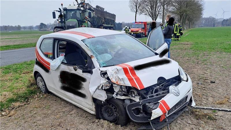 Eine Ahlerstedterin ist mit ihrem Wagen in den Traktor eines Kutenholzers gefahren.