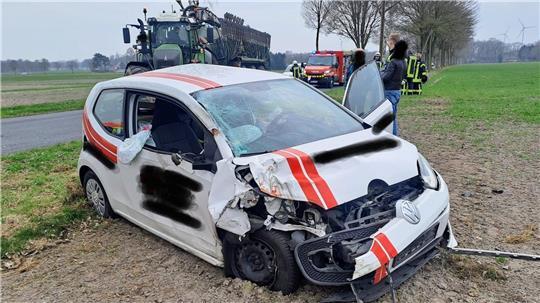 Eine Ahlerstedterin ist mit ihrem Wagen in den Traktor eines Kutenholzers gefahren.