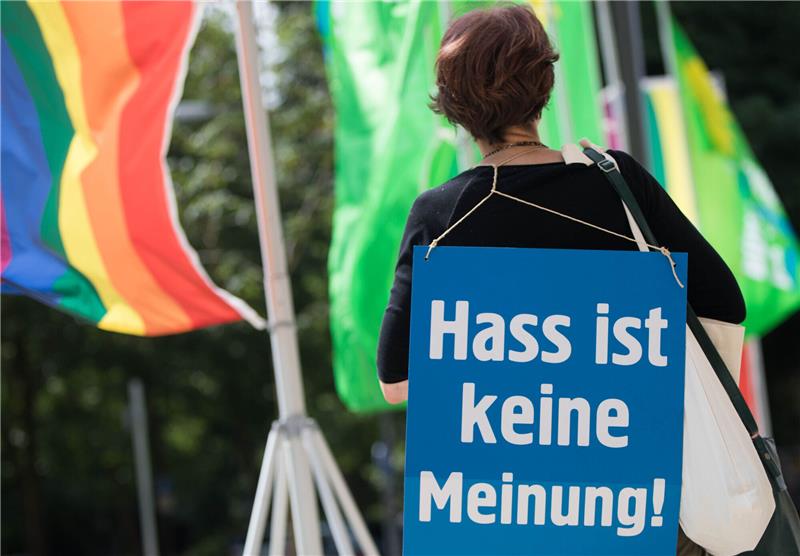 Eine Aktivistin der Nichtregierungsorganisation Campact steht am Eingang zum Landesparteitag von Bündnis 90/Die Grünen um gegen Hassnachrichten im Internet zu protestieren. Foto: dpa