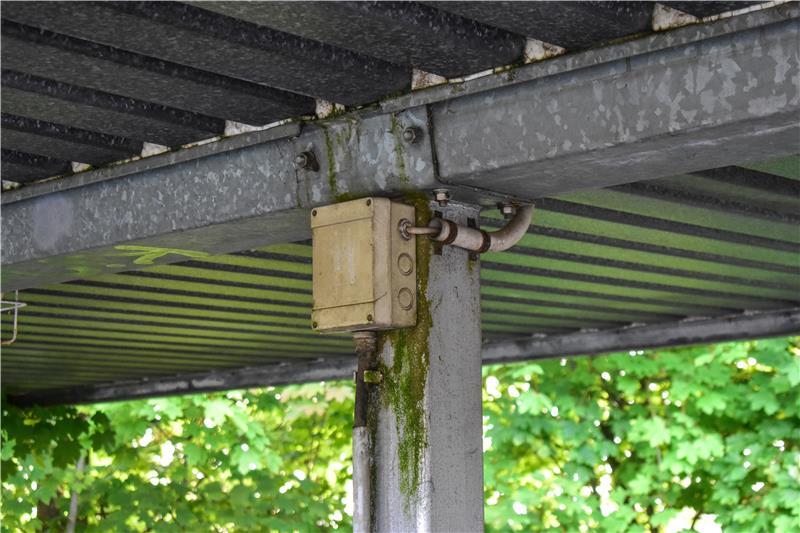 In Horneburg gefährden Elterntaxis Kinder - Anwohner von Verkehr genervt Stromkasten unter dem Dach des Radunterstandes für die Schulkinder im Leineweberstieg.