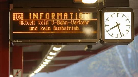 Eine Anzeigentafel weist am U-Bahnhof Hagenbecks Tierpark auf den Warnstreik hin.