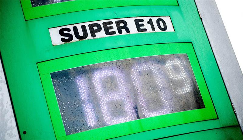 Eine Anzeigetafel einer Tankstelle im Landkreis Oldenburg zeigt einen Preis von 1,809 Euro für einen Liter Super E10 an. Foto: Hauke-Christian Dittrich/dpa