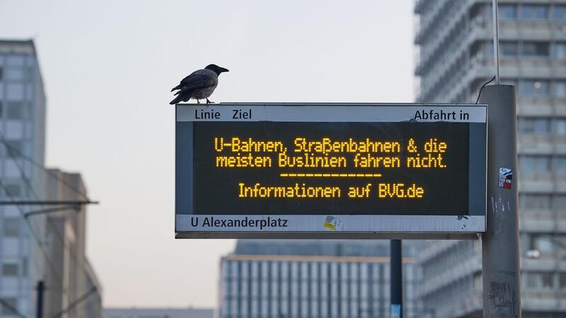 Eine Anzeigetafel einer Tramstation am Berliner Alexanderplatz macht auf den ganztägigen Warnstreik aufmerksam.