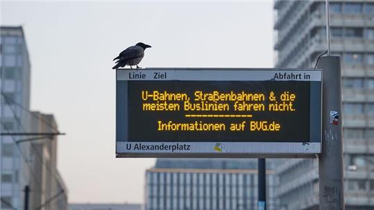 Eine Anzeigetafel einer Tramstation am Berliner Alexanderplatz macht auf den ganztägigen Warnstreik aufmerksam.
