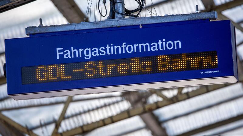 GDL-Chef Weselsky wähnt Öffentlichkeit auf seiner Seite Eine Anzeigetafel für Fahrgastinformationen informiert im Bahnhof von Wismar über Auswirkungen des GDL-Streiks.