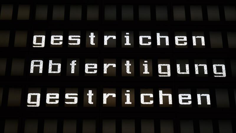 Weitere Warnstreiks der Luftsicherheitskräfte: Ausfälle Eine Anzeigetafel im Flughafen informiert über ausgefallene Flugverbindungen.