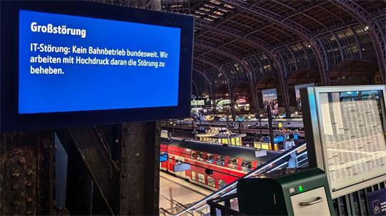 Eine Anzeigetafel im Hauptbahnhof Hamburg zeigt an „Großstörung“. 