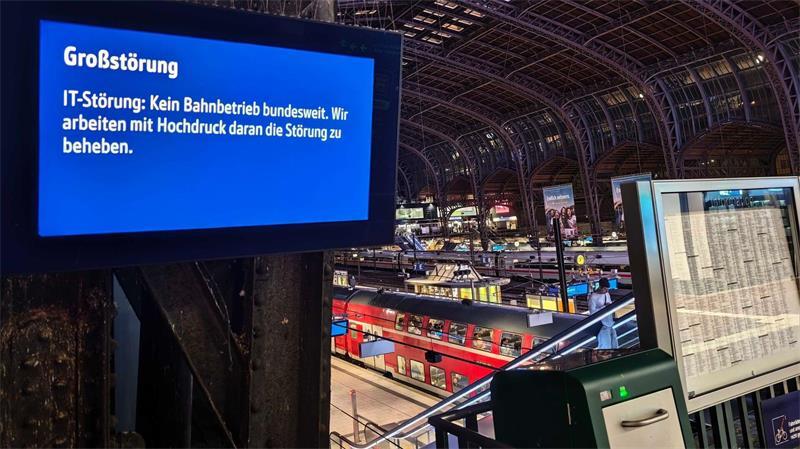 Eine Anzeigetafel im Hauptbahnhof Hamburg zeigt an „Großstörung“. 