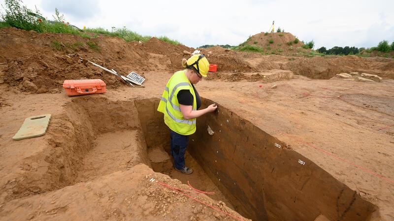 Archäologen machen spektakuläre Entdeckung bei Stromtrassen-Bau Eine Archäologin arbeitet an einer Grabungsstelle.