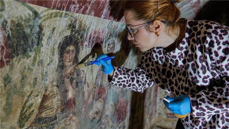 Eine Archäologin reinigt in der Türkei ein Fresko in einem Grab aus dem 3. Jahrhundert. Eine seltene, frühchristliche Darstellung von Jesus wurde in dem Grab entdeckt 