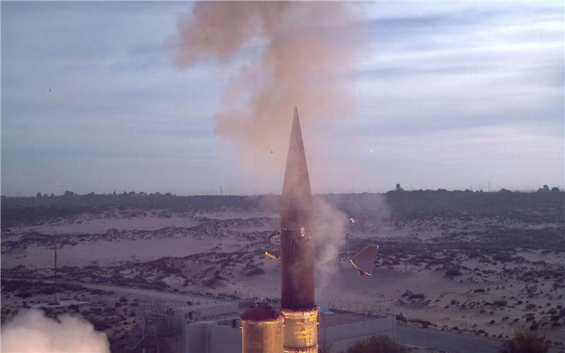 Eine «Arrow-3»-Abfangrakete startet von einem israelischen Militärstützpunkt an der Mittelmeerküste.