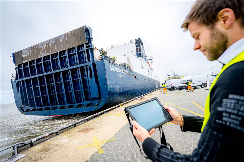 Eine Art elektronischer Einparkhilfe in Häfen soll künftig das sichere Anlegen von Schiffen gewährleisten und Unfälle vermeiden. Foto: Sina Schuldt/dpa