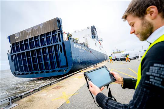 Eine Art elektronischer Einparkhilfe in Häfen soll künftig das sichere Anlegen von Schiffen gewährleisten und Unfälle vermeiden. Foto: Sina Schuldt/dpa