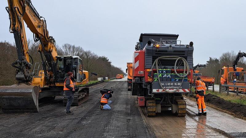 A27: Notsanierung begonnen, Termin für Freigabe genannt Eine Asphaltfräse trägt die Asphalt- und Betonschichten auf der A27 über dem maroden Grabendurchlass ab.