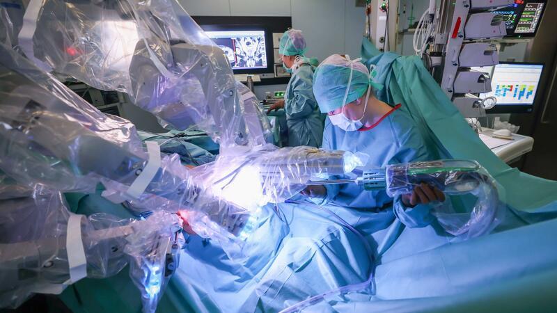 Erstmals Niere in Lübeck mit Hilfe von OP-Roboter operiert Eine Assistenzärztin (r) und eine OP-Schwester (l) arbeiten bei einer Roboter-assistierten Prostata-Operation im Universitätsklinikum Schleswig-Holstein (UKSH).