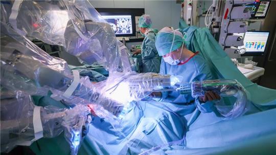 Eine Assistenzärztin (r) und eine OP-Schwester (l) arbeiten bei einer Roboter-assistierten Prostata-Operation im Universitätsklinikum Schleswig-Holstein (UKSH).
