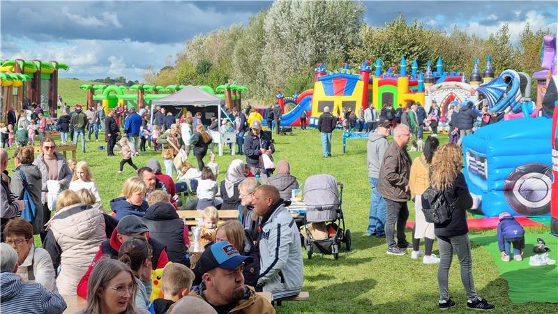 Hüpfburgen-Festival hat sich etabliert Eine Attraktion für Familien und Hüpfburgen-Fans: Das vierte Hüpfburgen-Festival auf Krautsand lockte rund 2500 Besucher auf die Insel.