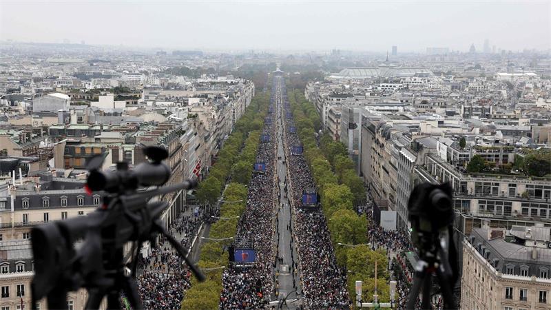 700.000 Menschen bei Papstmesse in Paris Eine Aufnahme vom Dach des Arc de Triomphe zeigt die großen Menschenmassen, die sich versammelt haben.