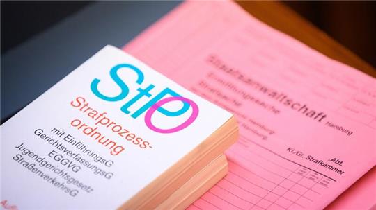 Eine Ausgabe der Strafprozessordnung (StPO) liegt auf einem Aktenordner.