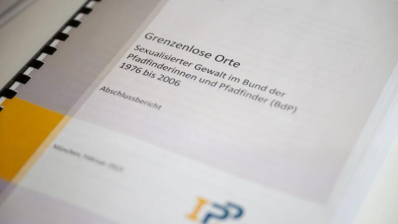 Sexuelle Übergriffe auf Pfadfinder: Kirche sucht nach Zeugen Eine Ausgabe des Abschlussberichts „Sexualisierte Gewalt im Bund der Pfadfinderinnen und Pfadfinder (BdP) 1976 bis 2006“ liegt während der Pressekonferenz aus.