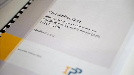 Eine Ausgabe des Abschlussberichts „Sexualisierte Gewalt im Bund der Pfadfinderinnen und Pfadfinder (BdP) 1976 bis 2006“ liegt während der Pressekonferenz aus.