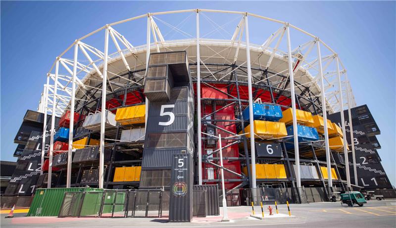 Eine Außenansicht zeigt das Stadion „974“ in Doha. Für den Bau wurden 974 bunt angeordnete Schiffscontainer verwendet. Foto: Charisius/dpa