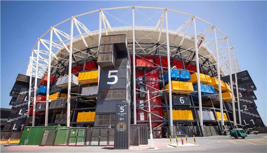 Eine Außenansicht zeigt das Stadion „974“ in Doha. Für den Bau wurden 974 bunt angeordnete Schiffscontainer verwendet. Foto: Charisius/dpa