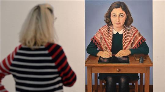 Eine Ausstellung im Potsdamer Museum Fluxus+ zeigt Anne Frank mit Kufiya - auch Palästinensertuch genannt - und sorgt für Kritik. 