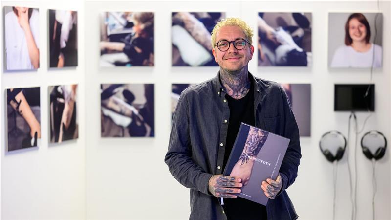 Eine Ausstellung in Lüneburg zeigt, wie Menschen ihr selbstverletzendes Verhalten überwinden können – mit Tattoos.