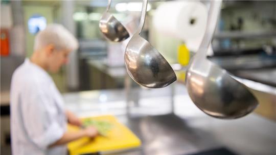 Eine Auszubildende zur Köchin im dritten Lehrjahr arbeitet in einem Hotel in der Küche eines Restaurants (Symbolbild).