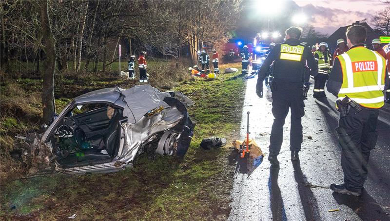 Eine Autofahrer schwebt nach einem Unfall zwischen Sittensen und Tostedt in Lebensgefahr. Foto: Joto