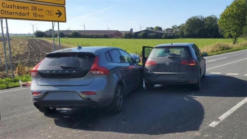 Eine Autofahrerin aus Oederquardt im Landkreis Stade fuhr mit ihrem anthrazitfarbenen VW Golf aus Richtung Neuhaus auf die Einmündung zur B73 zu und wollte auf die Bundesstraße einbiegen.